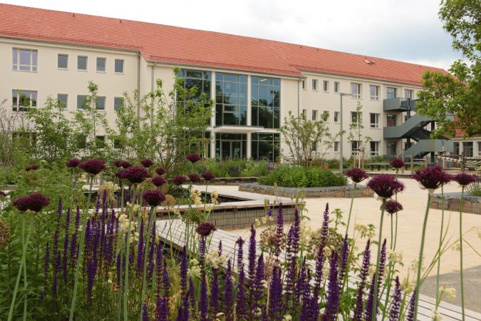 Eingang und Schulhof