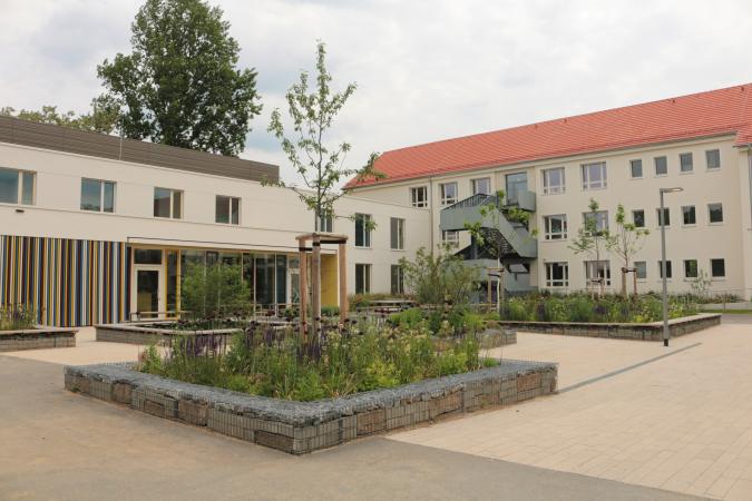 Blick zum Speisraum und zum Schulgebäude