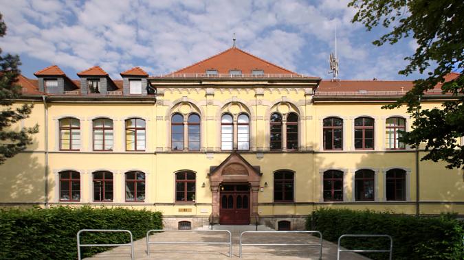 Frontansicht des Schulgebäudes der 90. Grundschule Dresden
