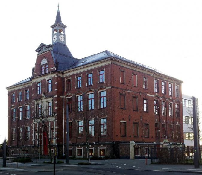 Das Schulhaus mit Blick vom Riegelplatz