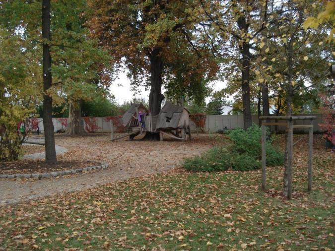 Der Blick über den Schulhof zum Baumhaus
