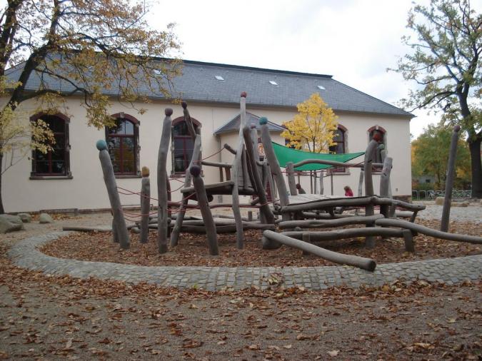 Der Blick vom Schulhof seitlich auf die Turnhalle