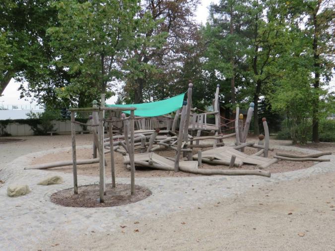 Blick auf den Spielplatz auf dem Pausenhof