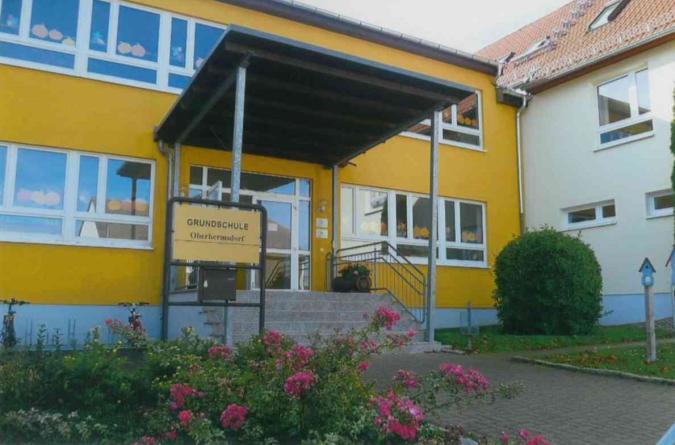 Vorderansicht der Grundschule Oberhermsdorf