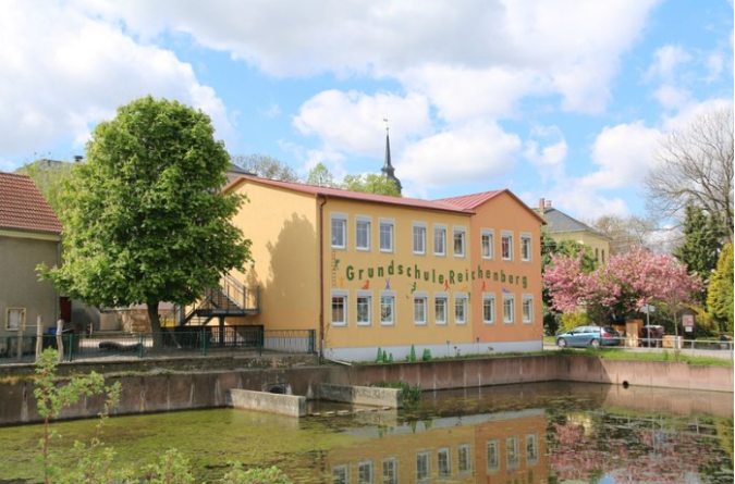 Haus 2 der Grundschule aus Sicht des Dorfteichs