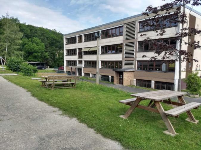 Hier sehen die Grundschule Mühlbach vom Sportplatz aus