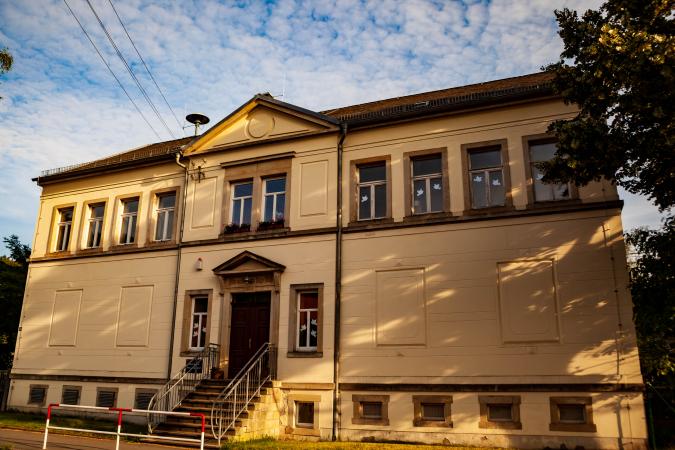 Blick auf die Grundschule- Straßenseite