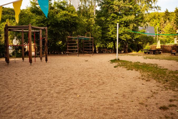 Grundschule- Blick auf den Schulhof- Spielplatz