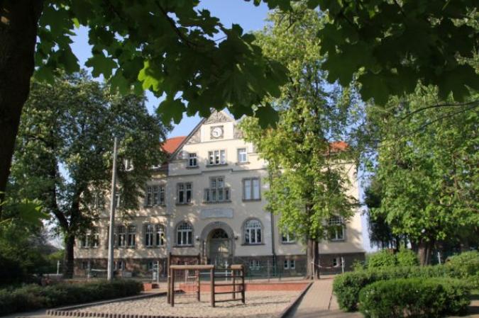 Vorderansicht der Schule