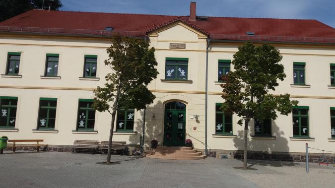 Vorderansicht der Schule