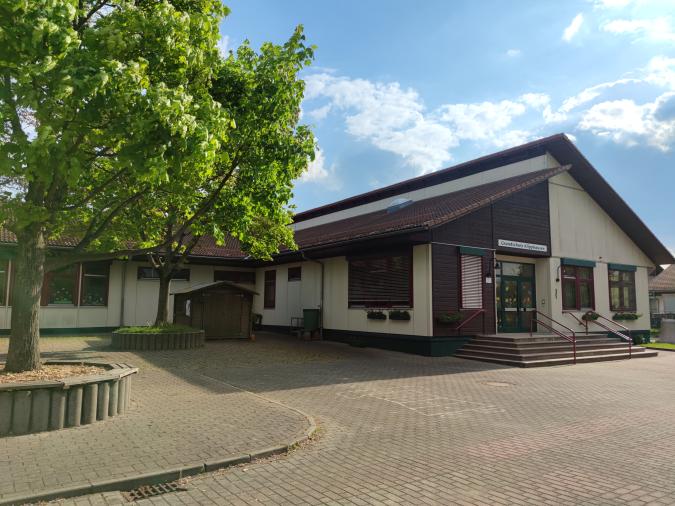 Treppenaufgang zum Haupteingang der Grundschule Klipphausen