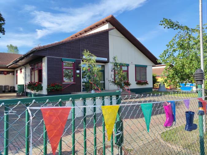 Zum Schulanfang geschmückter Haupteingang der Grundschule Klipphausen