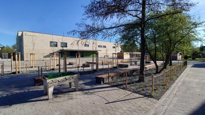 Blick zur neuen Schulsporthalle