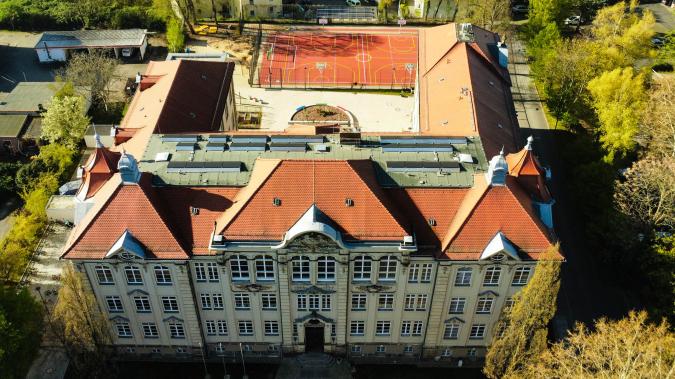 Unsere Grundschule von oben.