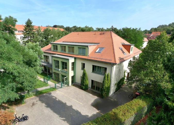 Das Schulgebäude in grüner verkehrsgünstiger Lage.