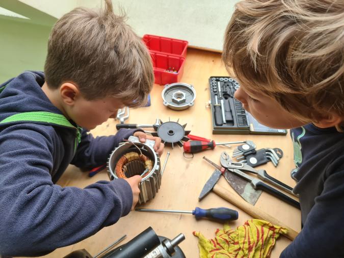 Kinder zerlegen verschiedene Geräte
