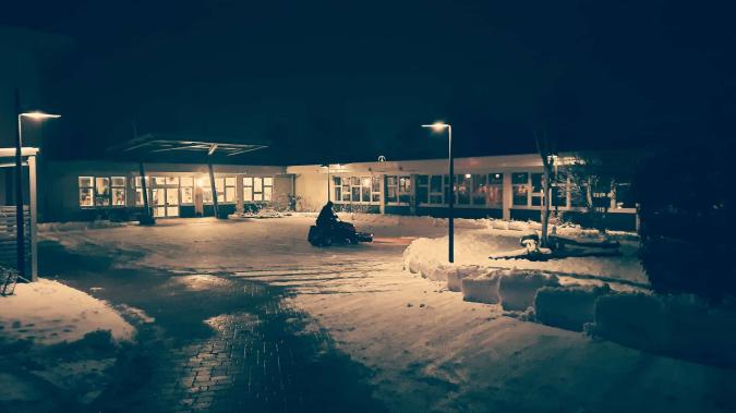 verschneiter Schulhof