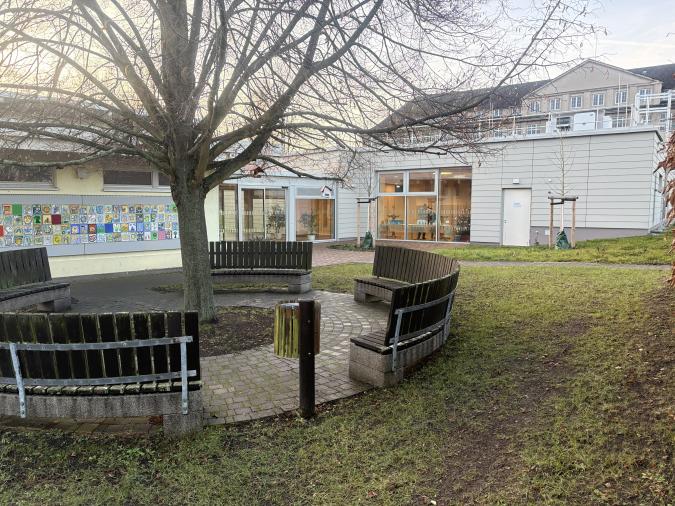 Blick auf das neue Gebäude mit Chill-Lounge