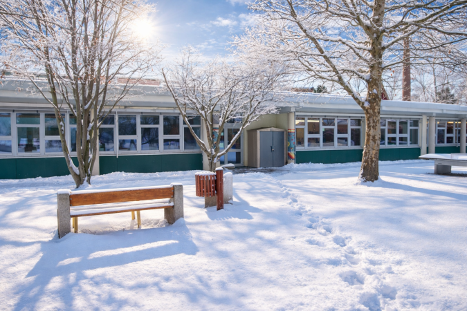 Sportgelände an einem verschneiten sonnigen Tag