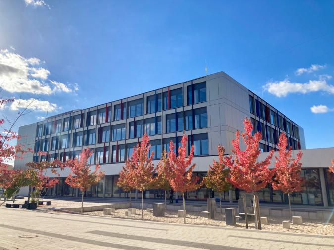Schulhaus mit rotgefärbten Bäumen davor