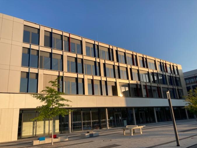 Schulhaus, von der Sonne angestrahlt