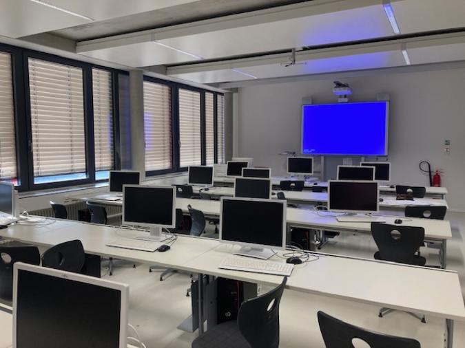 modernes Klassenzimmer mit Computerarbeitsplätzen