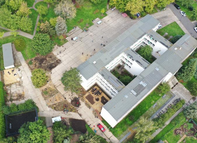 Schulgebäude mit weitläufigem Schulaußengelände