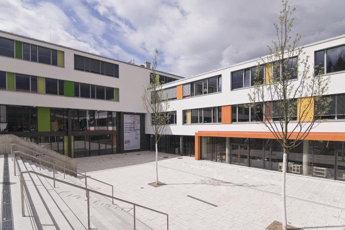 Schulhof Hauptgebäude des Gymnasiums Dresden-Bühlau