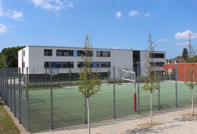 Orientierungsstufenhaus mit Ballsportkäfig