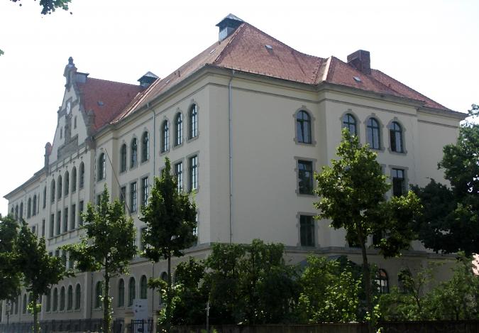 Auf dem Bild sieht man das Schulgebäude.