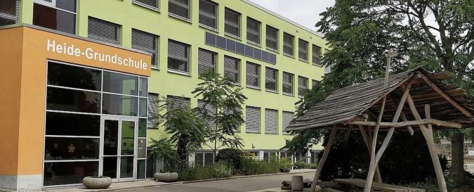 Haupteingang des Schulgebäudes