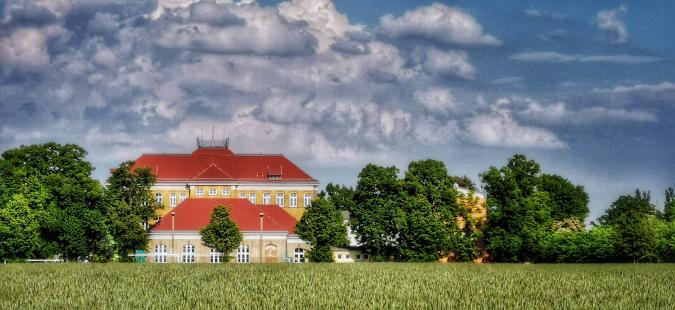 Schulgelaende vom Sportplatz aus