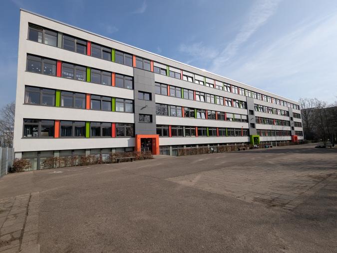 W.-Hauff-GS - aus der Sicht vom Schulhof