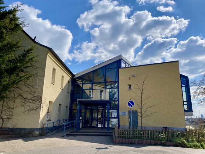 Eingang des Schulgebäudes