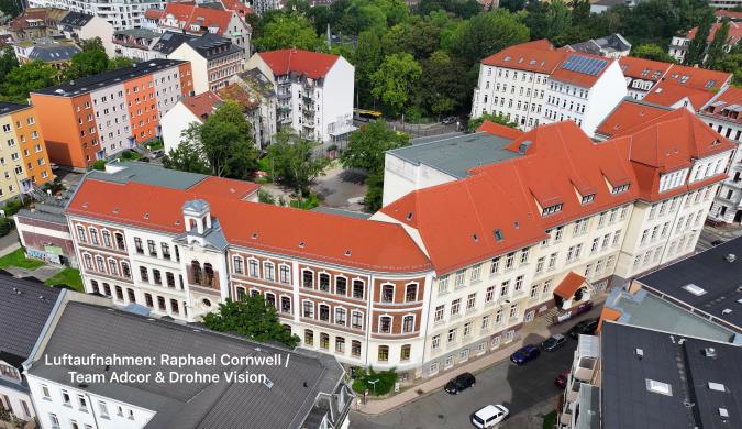 Auf dem Bild ist ein Luftbild der Schule zu sehen.