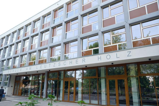 Schule von der Straßenseite