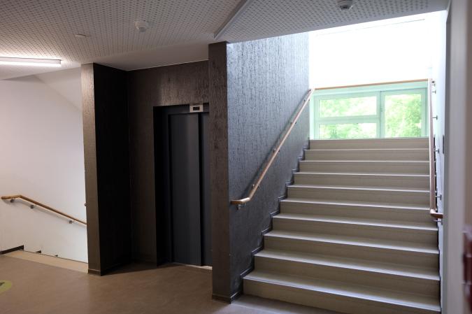 Treppenhaus mit Fahrstuhl
