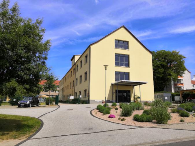 Frontansicht/Eingangsbereich des Schulgebäudes