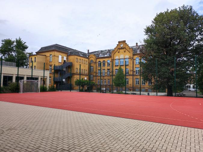 Schulgebäude Hofseite