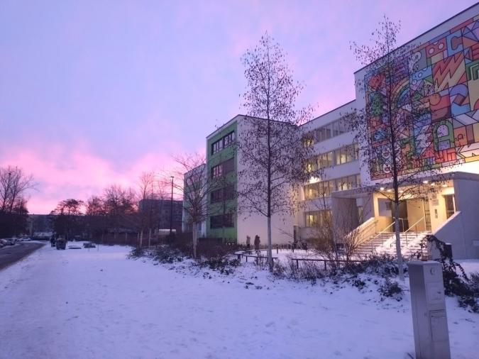 Blick auf die Rosa-Parks-Schule von der Bästleinstraße aus gesehen