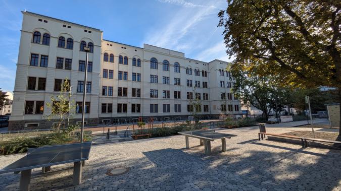 Hofansicht der sanierten Schule