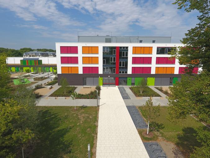 Das Hauptgebäude mit Schulhof.