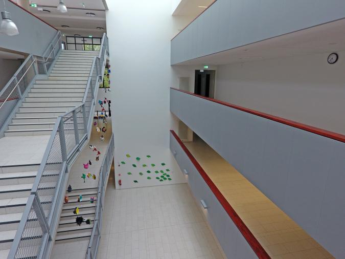 Das großzügig gestaltete Treppenhaus des Hauptgebäudes.