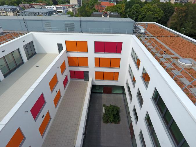 Der Innenhof mit Terrassen im Hauptgebäude.