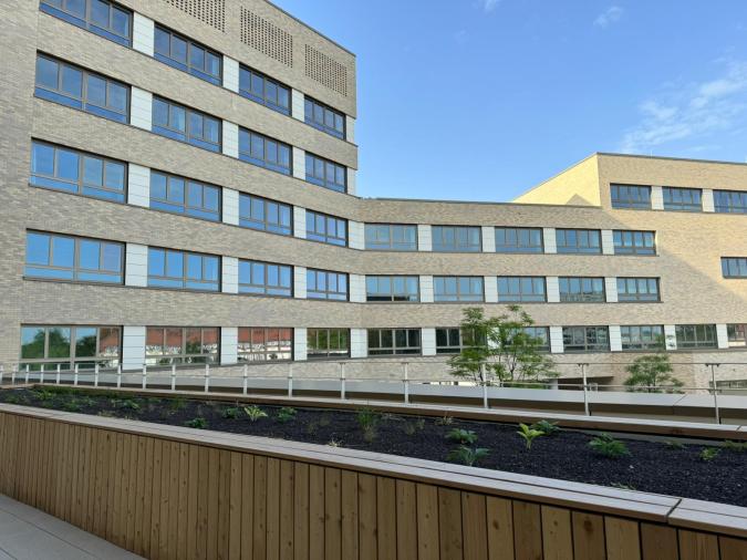 Blick zum Innenhof mit Hochbeet und Terasse.