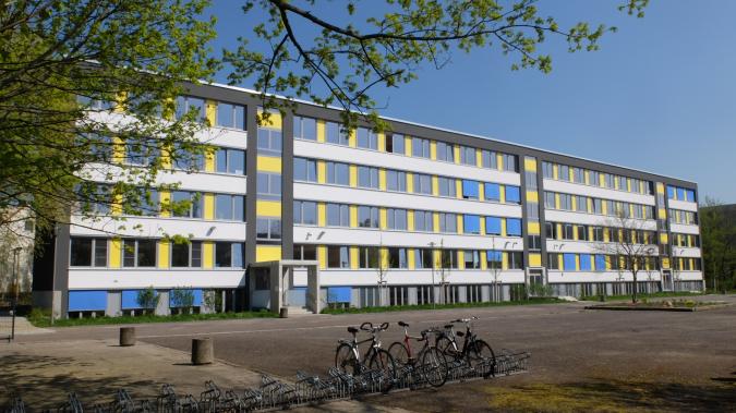 Das ist das Schulgebäude in der Rosenowstraße 60.