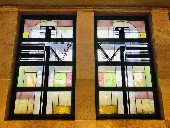 Buntglasfenster mit Bauhauspiktogrammen