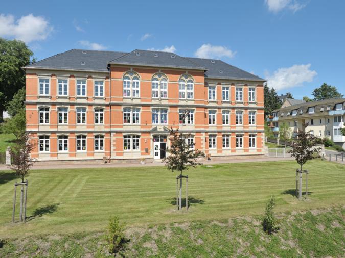 Frontalansicht des Schulgebäudes in der Schulstraße 8