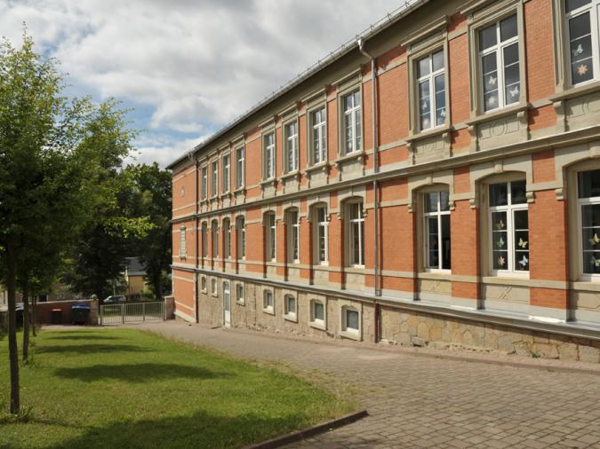 Frontalansicht des Schulgebäudes