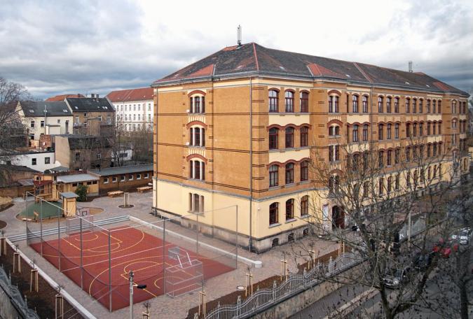 Schulgebäude Fröbelstraße 17 mit Schulhof